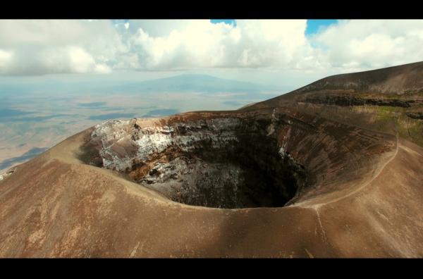 Bild 1 von 4: Sicht auf den Krater des einzigen aktiven Vulkans Tansanias Ol Doinyo Lengai