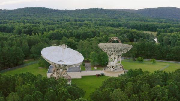 Bild 1 von 4: Die Woodbury Research Facility besteht aus zwei Satellitenschüsseln mit einem 30 Meter Durchmesser und ermöglichte es Radiofrequenzen aus dem All zu verifizieren.