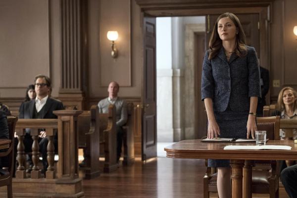 Bild 1 von 22: Bulls romantische Rivalin Diana Lindsay (Jill Flint, r.) ist die Anwältin des Angeklagten Bauunternehmers Withrow und soll dessen Unschuld beweisen.