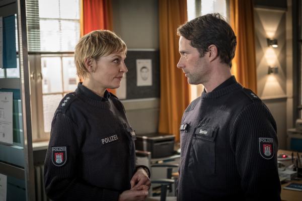 Bild 1 von 8: Mattes (Matthias Schloo, r.) erzählt Melanie (Sanna Englund, l.), dass er als Kind in sein Au-pair Vivi aus Dänemark verliebt war.