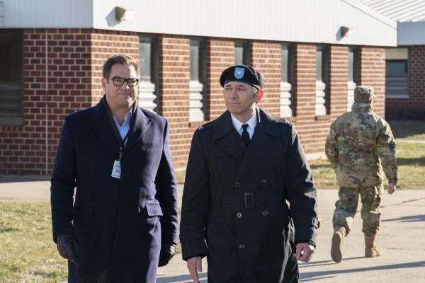 Bild 1 von 13: Jason Bull (Michael Weatherly, l.); Colonel Victor Taggert (Lou Diamond Phillips, r.)