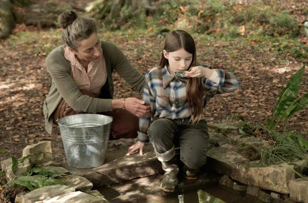Bild 1 von 4: Mit Eibhlín (Carrie Crowley, li.) entdeckt Cáit (Catherine Clinch, re.) den Zauber des Familienlebens auf dem Land.