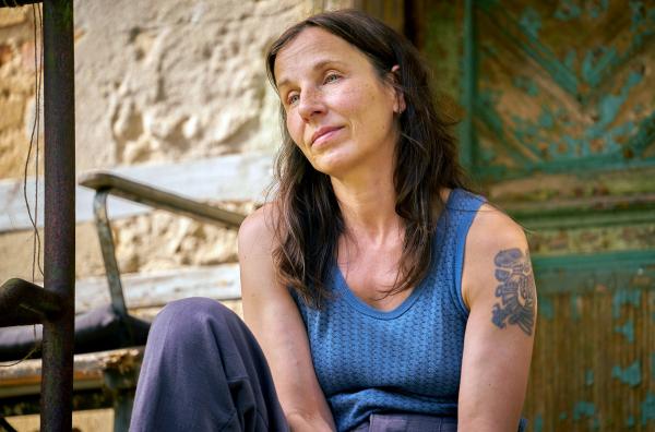 Bild 1 von 7: Anne (Meret Becker) lebt ganz alleine auf ihrem Hof in Brandenburg - und möchte, dass das auch so bleibt.