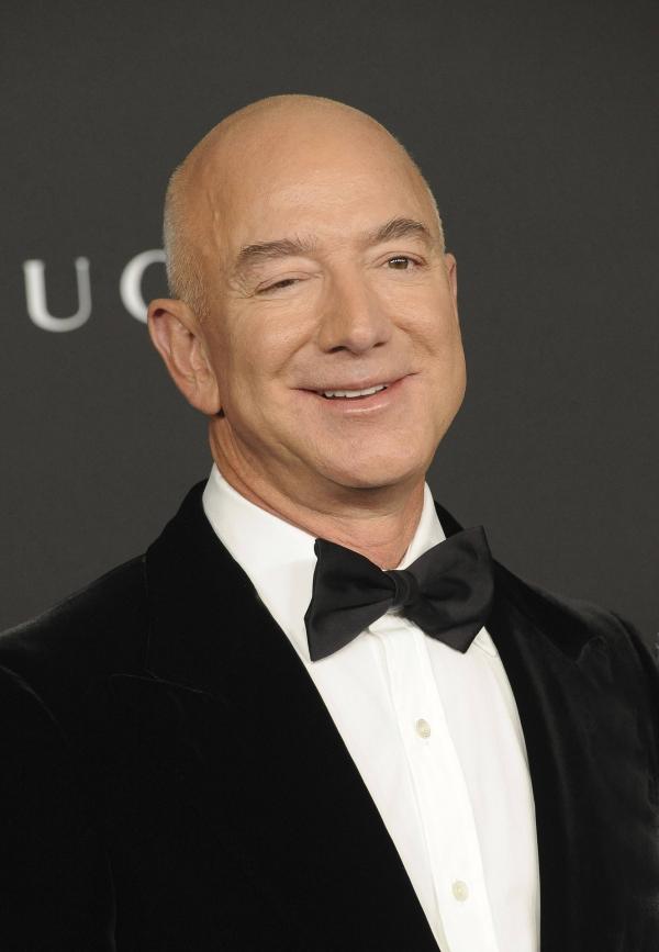 Bild 1 von 4: Bezos glaubt mit seinem Raumfahrt-Programm die Welt retten zu können. Doch wären die Milliardeninvestitionen auf der Erde nicht besser aufgehoben, als sie ins Weltall zu schießen?