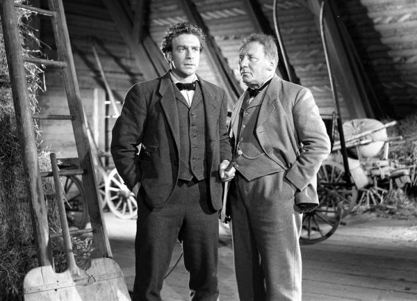 Bild 1 von 4: Der Knecht Uli (Hannes Schmidhauser) und sein MeisterJohannes Bodenbauer (Heinrich Gretler)