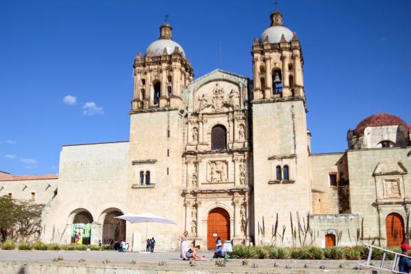Bild 1 von 1: Im Bild: Die ehemalige Kloster- und Missionskirche Santo Domingo de Guzmán ist ein zentrales Wahrzeichen der Stadt Oaxaca.