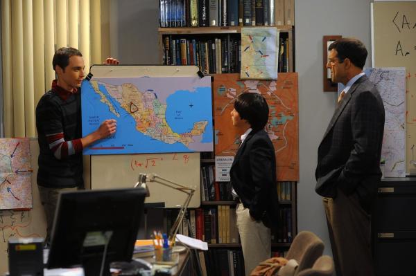 Bild 1 von 23: (v.l.n.r.) Sheldon Cooper (Jim Parsons); Dennis Kim (Austin Lee); Dr. Eric Gablehauser (Mark Harelik)