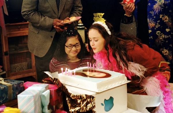 Bild 1 von 17: Rorys (Alexis Bledel, r.) Geburtstag steht kurz bevor und Chaos ist vorprogrammiert. Wird es Lane (Keiko Agena, l.) und Rorys restlichen Freunden gelingen, für sie die perfekte Feier zu organisieren?