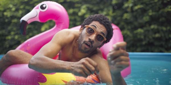 Bild 1 von 2: Das erste sturmfreie Wochenende im neuen Zuhause droht für Theo (Benito Bause) aus dem Ruder zu laufen.