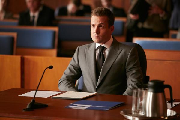 Bild 1 von 2: Harvey (Gabriel Macht) verfolgt einen riskanten Plan, um den zu einer Gefängnisstrafe verurteilten Mike zu schützen.