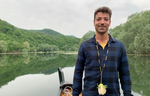 Bild 1 von 2: Bei einer Bootsfahrt über den Skadarsee, den größten See der Balkanhalbinsel, fühlt sich Ramon Babazadeh wie in einer fremden Welt.