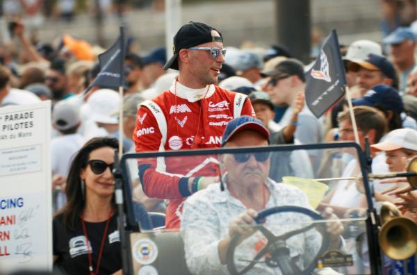 Bild 1 von 3: Rennfahrer bei der Parade in Le Mans