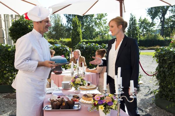 Bild 1 von 15: Hotelchefin Marina Sternberg (Nina Petri) lobt ihren Chef-Patissier Mika Stendal (Heinrich Schafmeister) für seine neuen Kreationen. Sie ahnt nicht, dass er sich mit fremden Federn schmückt.