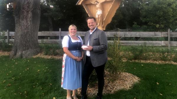 Bild 1 von 6: Auf dem Gschwandtnerhof am Tegernsee hat sich bei Landwirtin Nina Bartl hoher Besuch angekündigt: Der Pfarrer ist gekommen, um das neue Feldkreuz zu weihen.