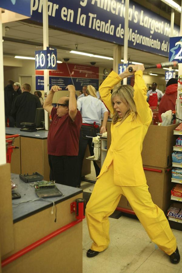 Bild 1 von 8: Frank Reynolds (Danny DeVito, l.); Dee Reynolds (Kaitlin Olson, r.)