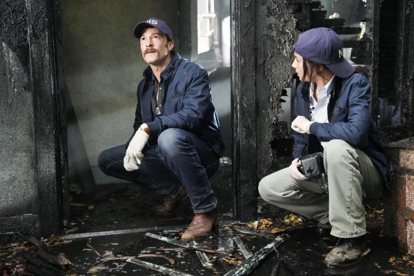 Bild 1 von 18: Special Agent Mike Franks (Kyle Schmid, l.); Special Agent Lala Dominguez (Mariel Molino, r.)