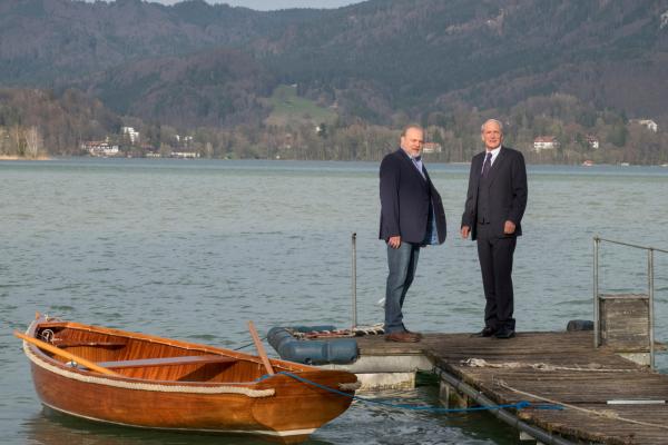 Bild 1 von 9: Richard Voss (Jan-Gregor Kremp, l.) befragt den Unternehmer Oskar Schaller (August Zirner, r.). Eine seiner ehemaligen Mitarbeiterinnen wurde tot aufgefunden.
