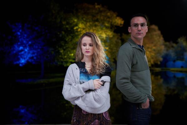 Bild 1 von 6: Amber Peel (Shannon Tarbet, l.); Aaron Peel (Henry Lloyd-Hughes, r.)