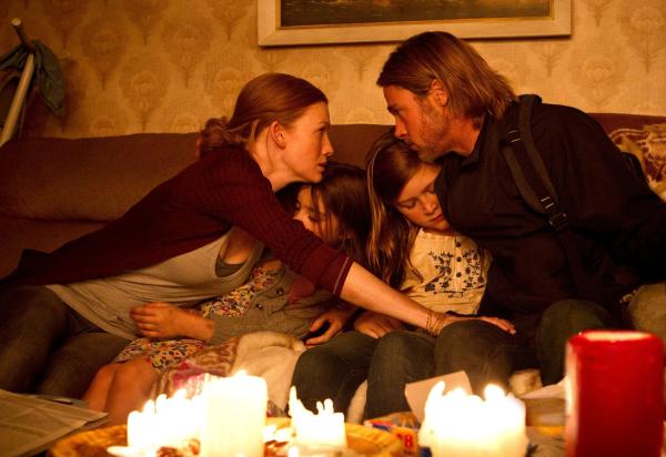 Bild 1 von 22: Left to right: Mireille Enos is Karin Lane, Sterling Jerins is Constance Lane, Abigail Hargrove is Rachel Lane, and Brad Pitt is Gerry Lane in WORLD WAR Z, from Paramount Pictures and Skydance Productions in association with Hemisphere Media Capital and GK Films.WWZ-02386R