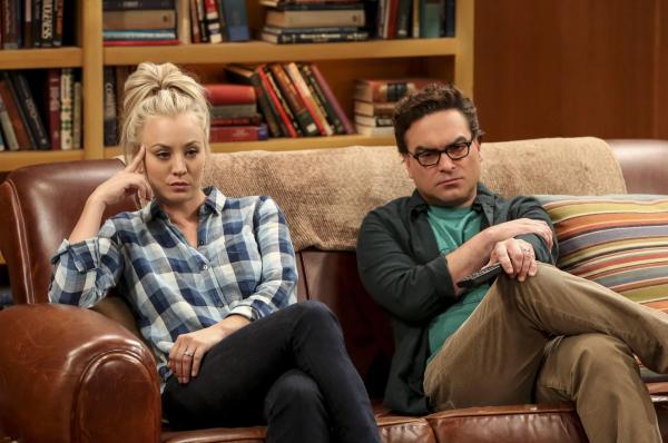 Bild 1 von 2: Sheldon hofft, mit Pennys (Kaley Cuoco, l.) Hilfe eine wichtige Entscheidung fällen zu können, doch dann macht ihm ausgerechnet Leonard (Johnny Galecki, r.) einen Strich durch die Rechnung ...