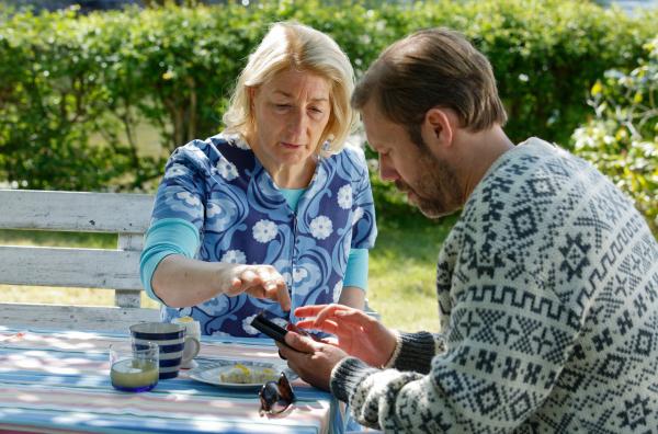 Bild 1 von 8: Claire (Lotta Tejle) sucht für Thomas (Jakob Cedergren) in seinem Namen auf einer Online-Partnerbörse nach für ihn geeigneten Frauen.