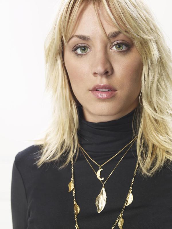 Bild 1 von 21: (3. Staffel) - Penny (Kaley Cuoco), hat zwar keine Ahnung von Physik, doch kennt die Welt da draußen - etwas, was den Physikern vollkommen fremd zu sein scheint ...