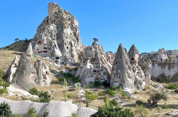 Bild 1 von 7: Die Felsenfestung Uchisar: In byzantinischer Zeit haben bis zu 1.000 Menschen darin gelebt.