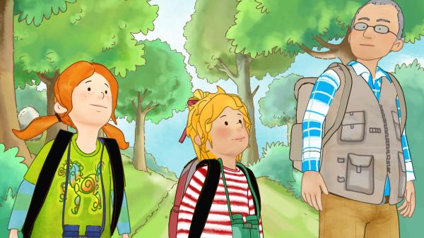 Bild 1 von 4: Conni (M.) und Anna (l.) freuen sich auf den Waldausflug mit Opa (r.).