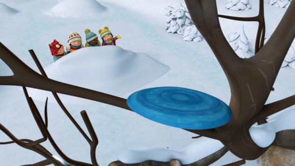 Bild 1 von 4: Kiki überlegt sich einen Plan, wie sie ihr Frisbee wiederholt.