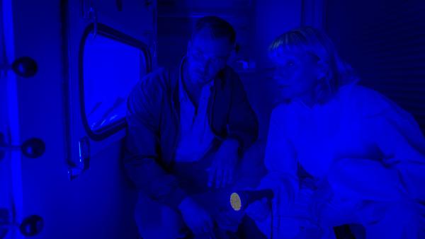 Bild 1 von 7: Kriminaltechnikerin Roswitha Prinzler (Silke Matthias, r.) und Kommissar Lars Pöhlmann (Dominic Boeer, l.) nehmen den Tatort genau unter die Lupe. Was ist in der Nacht passiert? Wie es aussieht, wurde das Opfer erschlagen und dann im Hänger zurückgelassen. Dennoch hat der Täter sich größte Mühe gegeben, den Tatort zu reinigen und Spuren zu entfernen. Wie passt das zusammen? Will der Täter etwa gefunden werden?