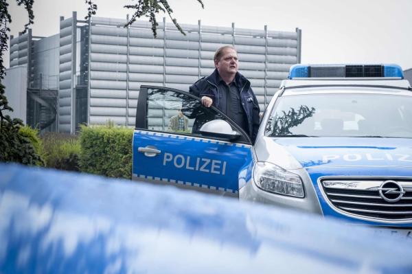 Bild 1 von 13: Micks neuer Streifenkollege Udo Bickenberg (Jürgen Tarrach) ist ein richtiger Spießer, der nur noch Dienst nach Vorschrift macht. Eines Tages schikaniert er eine junge, attraktive Motorradfahrerin - mit entscheidenden Folgen für Mick ...