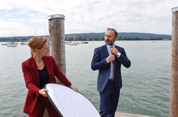 Bild 1 von 1: Der Politiker Götz Eberlein (Robert Schupp, rechts) mit seiner persönlichen Assistentin Astrid Garber (Isabella Bartdorff, links) bei einem Fototermin für seinen Landtagswahlkampf.