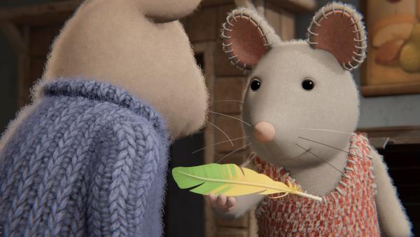 Bild 1 von 3: Julia (r.) zeigt Sam (l.) eine Feder von einem Vogel auf ihrer Heimatinsel.