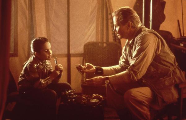 Bild 1 von 19: Lord Richard Croft (Jon Voight, r.) erzählt seiner Tochter Lara (Rachel Appleton, l.) von der besonderen Planetenkonstellation bei der alle Planeten in einer Reihe stehen, was nur rund alle 5000 Jahre geschieht ...