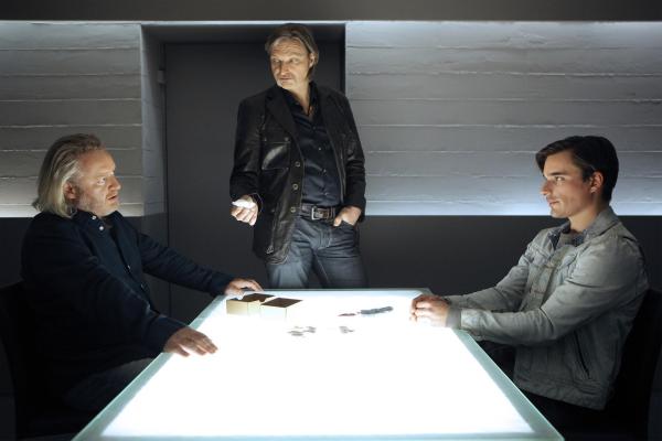 Bild 1 von 22: Im Bild (v.li.): Gregor Seberg (Helmuth Nowak), Stefan Jürgens (Carl Ribarski), Hannes Wegener (Nikolaus Mendel).