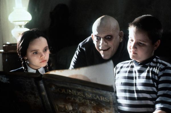 Bild 1 von 11: Onkel Fester (Christopher Lloyd, M.), möchte sich mit den Kindern Pugsley (Jimmy Workman, r.) und Wednesday (Christina Ricci, l.) anfreunden.