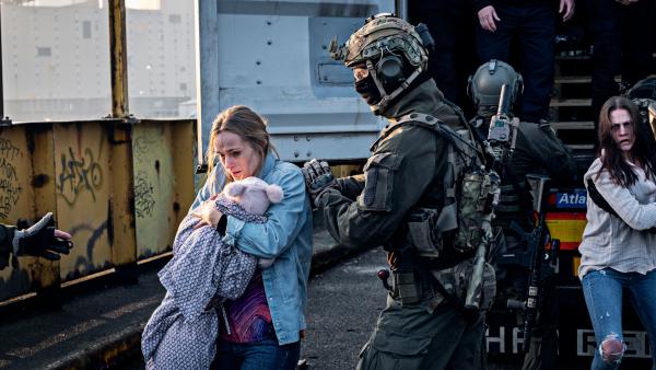 Bild 1 von 5: Ein Soldat der Spezialeinheit rettet eine Geisel und hilft ihr aus dem Container.