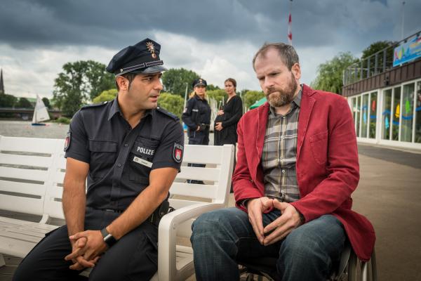 Bild 1 von 9: Rainer Dorfmann (Thomas Limpinsel, r.) erzählt Tarik (Serhat Cokgezen, l.), dass er die Schuld am Tod seines Freundes trägt. Gerhard Höpfner ist bei einem Segelturn zusammengebrochen, er konnte ihm nicht helfen.