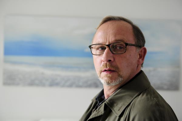 Bild 1 von 6: Ludwig Schaller (Alexander Held) hat einen Verdacht.