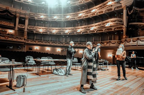 Bild 1 von 6: Katharina Thalbach (2.v.l.) inszeniert Verdis ?Aida? an der Semperoper Dresden.