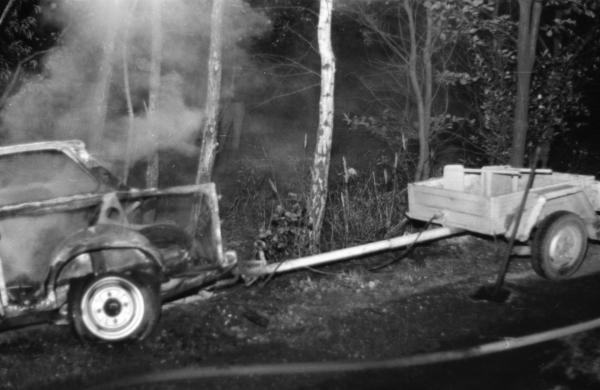 Bild 1 von 5: Ein abgebrannter Trabi wirft Fragen auf - war der Tod von Familie T. ein Mord oder ein Unfall?