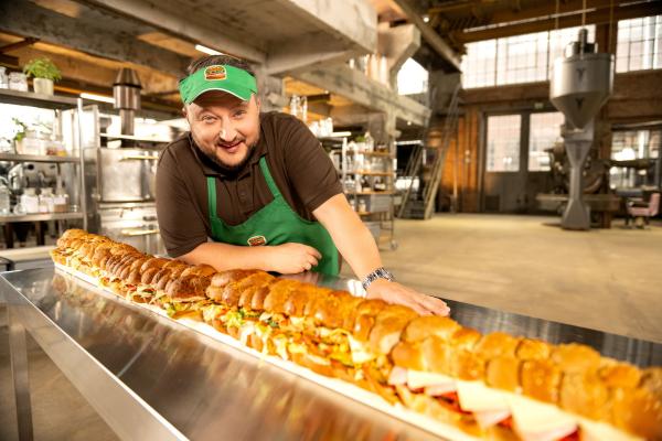 Bild 1 von 4: Sebastian Lege und die beliebten Sandwiches von Subway. Beim Klassiker Chicken Teriyaki gibt es einige Tricks zu entdecken.