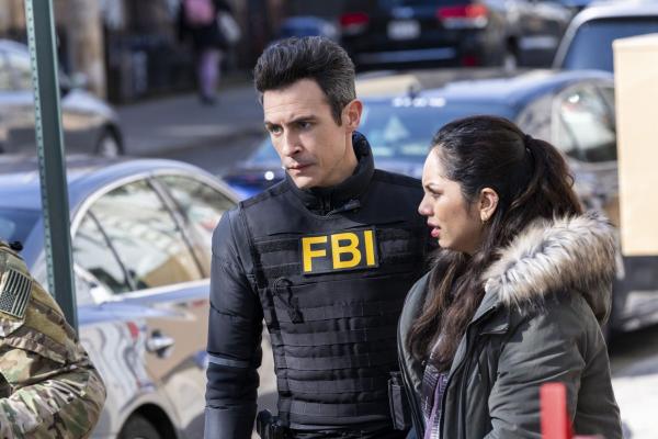 Bild 1 von 7: Special Agent Stuart Scola (John Boyd, l.); Mila Nichols (Mili Diaz, r.)