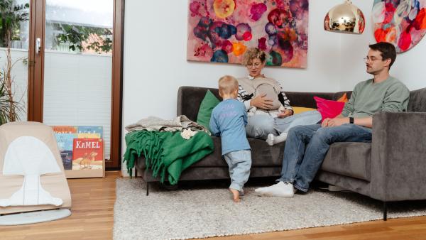 Bild 1 von 7: Ausnahmezustand Wochenbett: Familie mit Neugeborenem