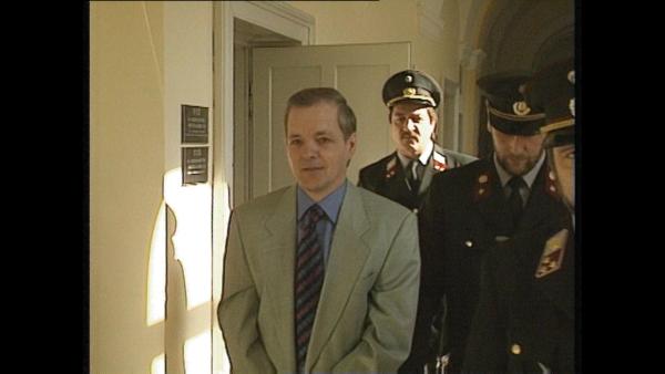 Bild 1 von 11: Im Bild: Jack Unterweger auf den Weg zum Gericht.