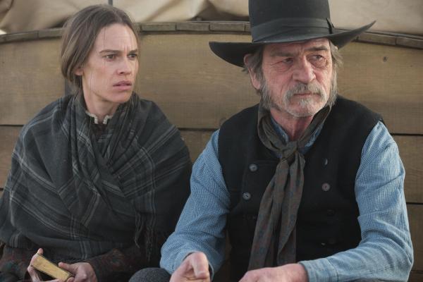 Bild 1 von 3: Mary Bee Cuddy (Hilary Swank, l.); George Briggs (Tommy Lee Jones, r.)
