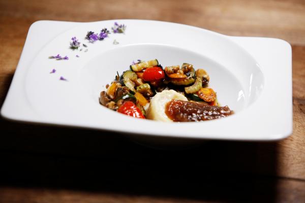 Bild 1 von 20: Die Vorspeise: Grillgemüse mit Ziegenkäse und Apfel-Balsamico Chutney.