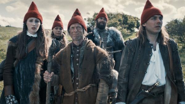 Bild 1 von 1: Um in den Helvard-Wald zu gelangen, müssen die Wichtel zunächst das Lager der Trolle passieren. Von links: Tinka (Josephine Chavarria Hßjbjerg), Falke (Viilbjßrk Malling Agger), Kinok (Kristian Holm Joensen), Grot (Esben Dalgaard Andersen) und Birk (Jakob Femerling).