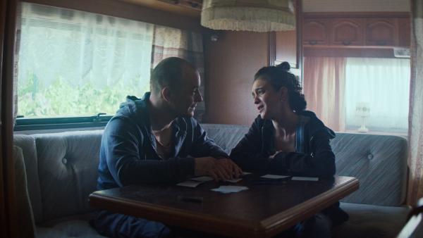 Bild 1 von 5: Justus (Paul Wollin) und Neele (Lili Zahavi) wollen schnell zum großen Geld kommen und haben sich auf einen gefährlichen Deal eingelassen.