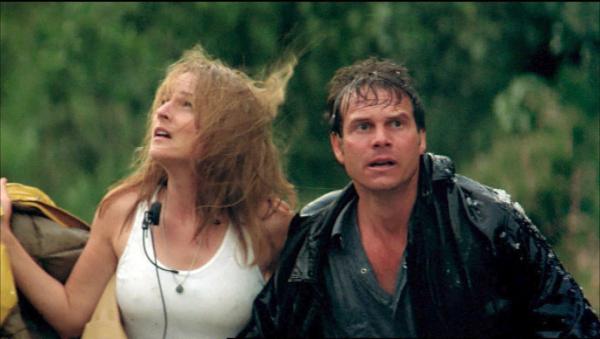 Bild 1 von 9: Jo und Bill Harding (Helen Hunt, Bill Paxton) beobachten die Entwicklung des gewaltigen Tornados..